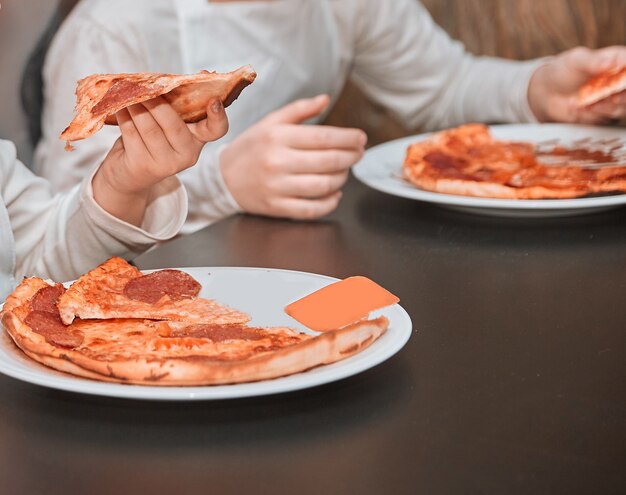 bambina che mangia pizza cotta nella master class