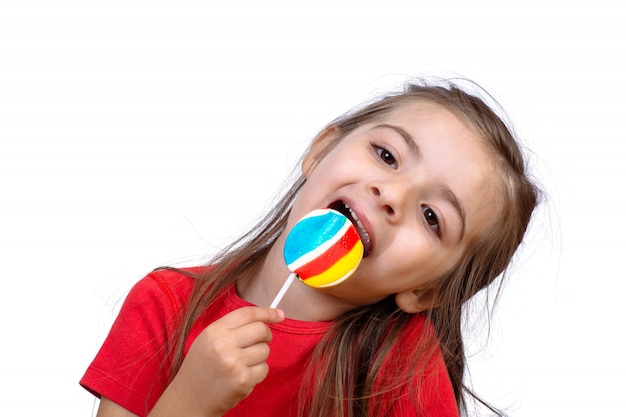 Bambina che mangia una lecca-lecca.