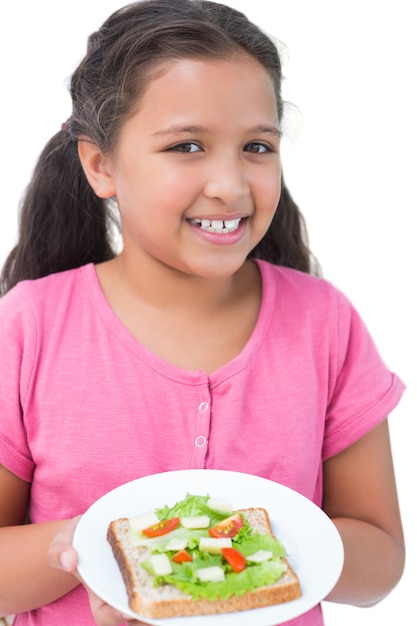 Bambina che mostra il suo panino alla telecamera