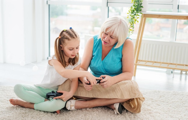 Bambina che mostra joystick alla nonna