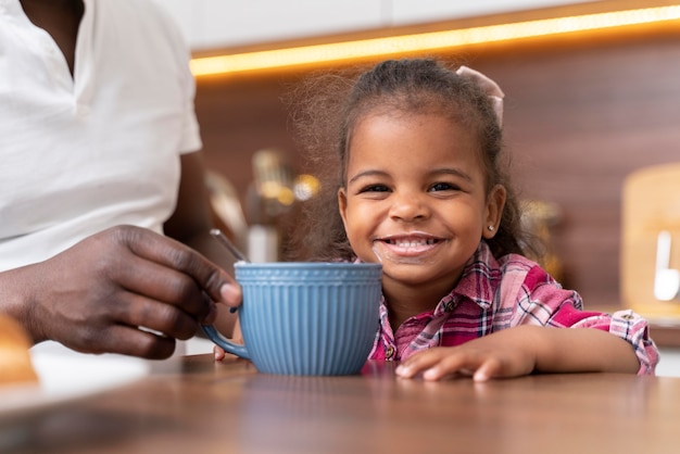 Bambina che passa del tempo con suo padre