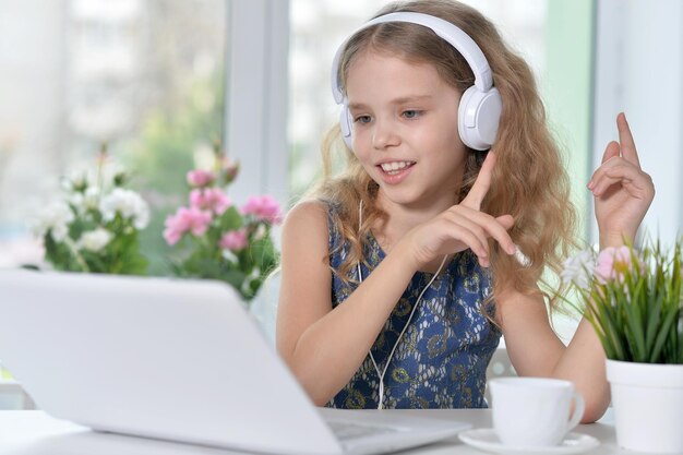 Bambina che per mezzo del computer portatile