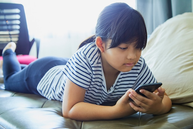 Bambina che per mezzo del telefono cellulare