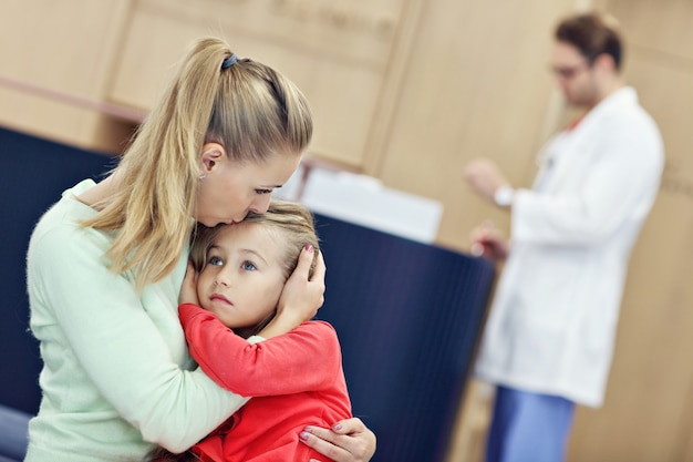 bambina che piange mentre con sua madre da un dottore in consultazione