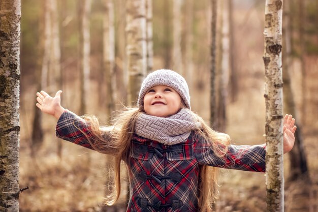 Bambina che posa nella foresta