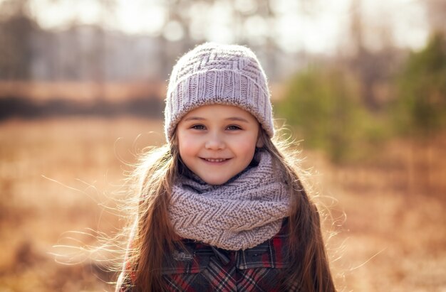 Bambina che posa nella foresta