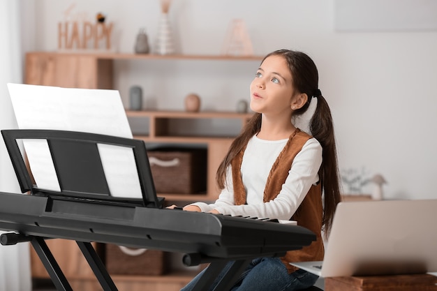 Bambina che prende lezioni di musica online a casa