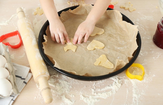 Bambina che prepara i biscotti in cucina a casa primo piano