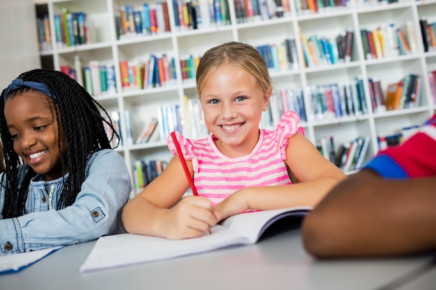 bambina che propone allo scrittorio