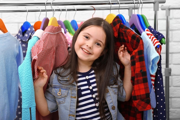 Bambina che prova un vestito nuovo