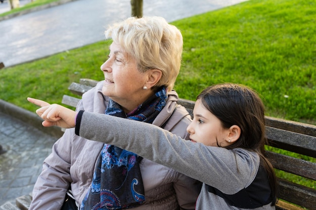 Bambina che punta con il dito e la nonna che guardano in quella direzione Concetto di curiosità