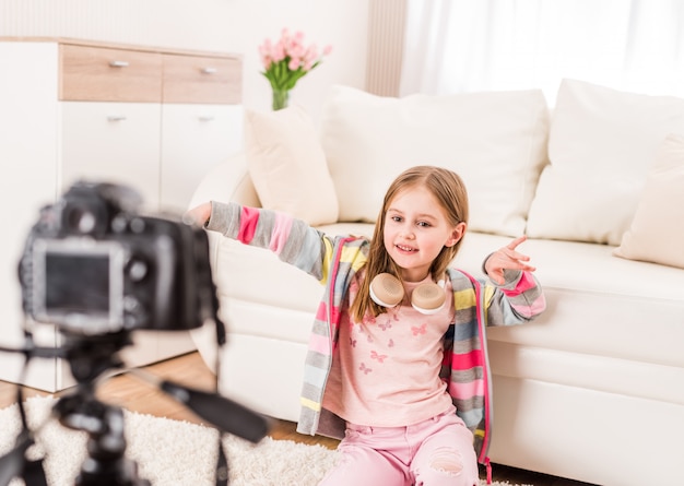 Bambina che registra video