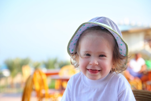 Bambina che ride in cappello