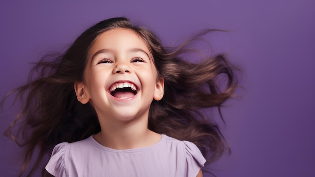 Bambina che ride su sfondo viola