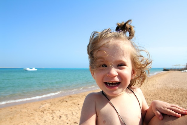 Bambina che ride sulla spiaggia