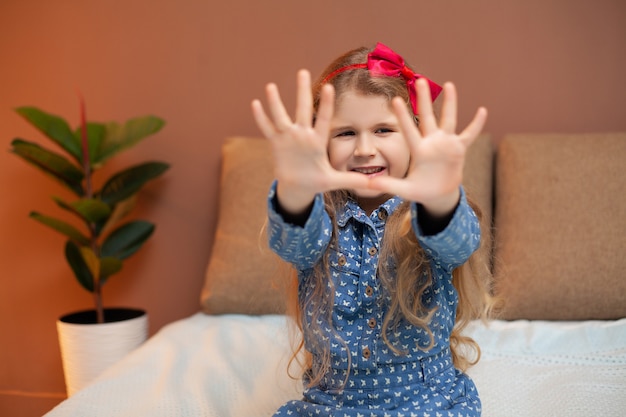 Bambina che riposa sul letto nella stanza