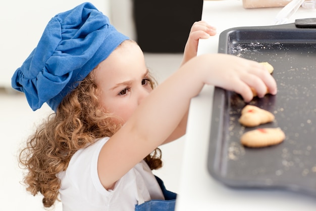 Bambina che ruba i biscotti