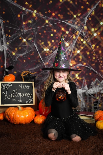 Bambina che si diverte a Halloween dolcetto o scherzetto