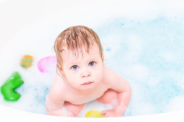 Bambina che si diverte durante il bagno.