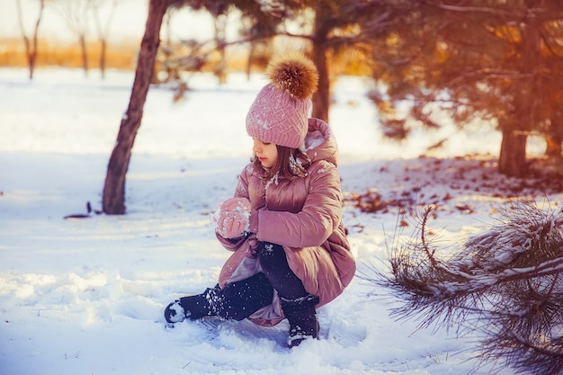 Bambina che si diverte in una bella giornata invernale di sole