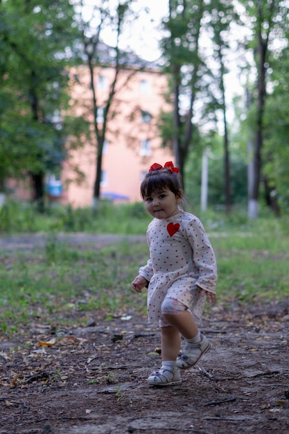 bambina che si gode in un parco