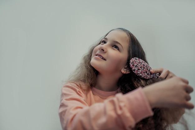 Bambina che si pettina i capelli