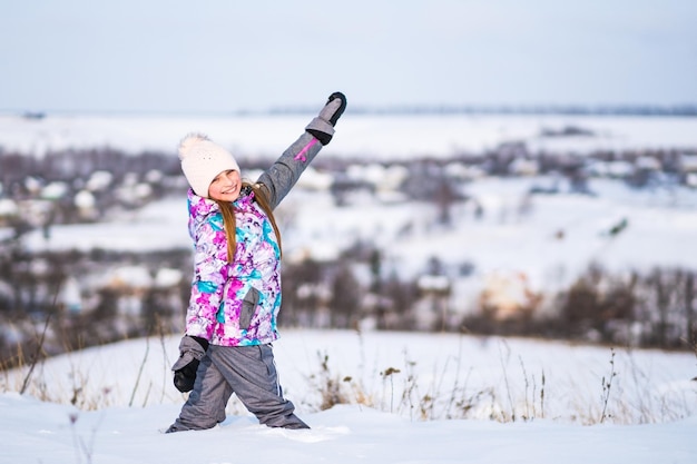 Bambina che si sente felice al tempo invernale soleggiato