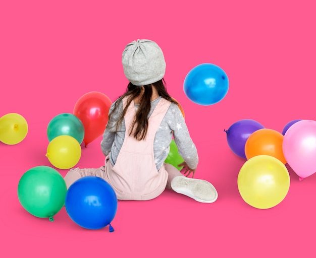 Bambina che si siede giocando a Balloon Portrait