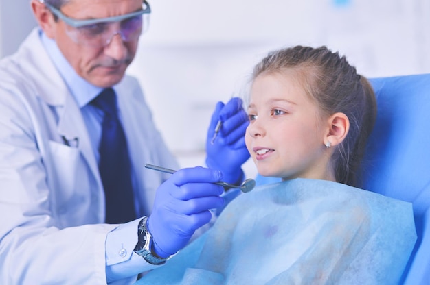 Bambina che si siede nell'ufficio dei dentisti