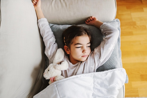 Bambina che si sveglia dal pisolino