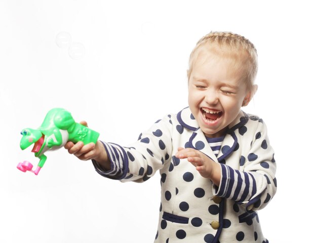 Bambina che soffia bolle di sapone