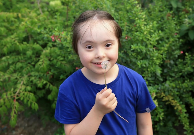 Bambina che soffia il dente di leone