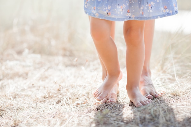 Bambina che sta sui piedi di sua nonna