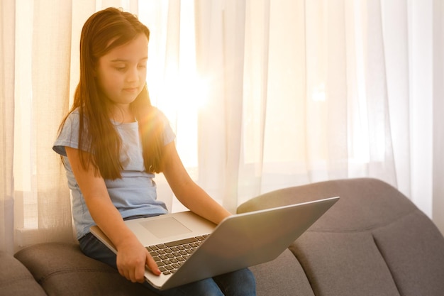 bambina che studia con il computer