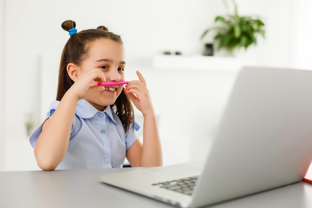 bambina che studia con l'apprendimento online del laptop