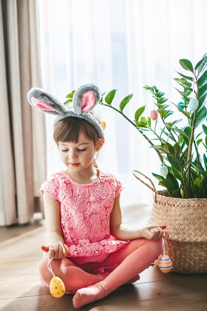 Bambina che tiene le uova di Pasqua