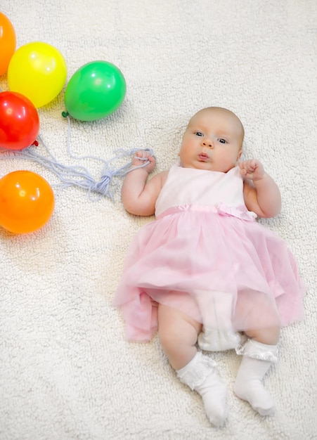 Bambina che tiene un mazzo di palloncini e spettacoli di volo