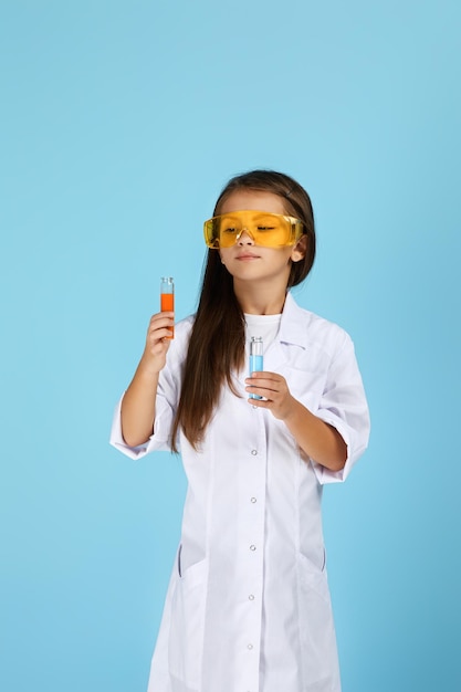 Bambina che tiene una boccetta chimica e una provetta