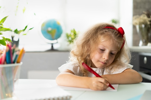 Bambina che torna a scuola a scuola a casa