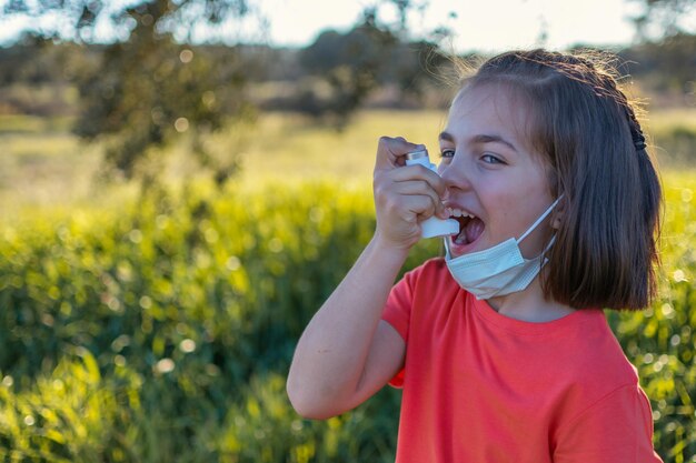 Bambina che tratta l'asma con l'inalatore