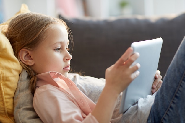 Bambina che utilizza Internet