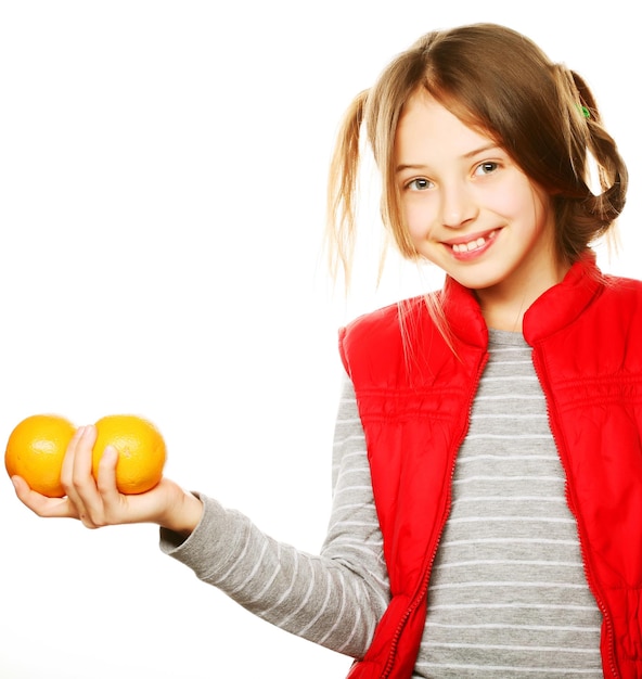 Bambina con arance e succo