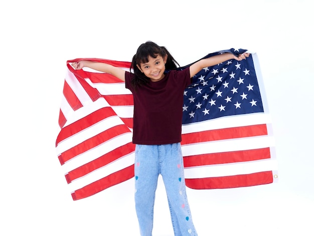 Bambina con bandiera americana su sfondo bianco