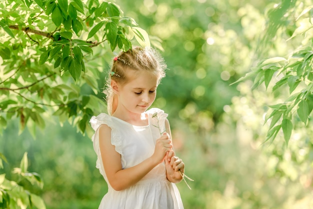 Bambina con bellissimi fiori selvatici