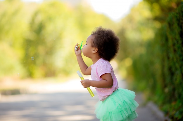 Bambina con bolle di sapone