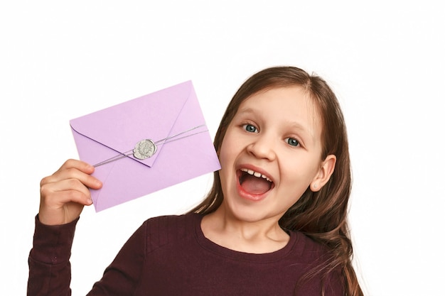 Bambina con busta regalo su sfondo bianco