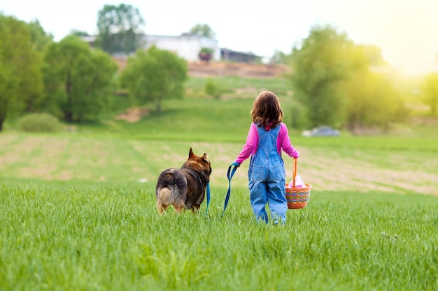 Bambina con cane che cammina sul campo torna alla telecamera