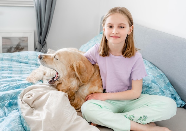 Bambina con cane golden retriever