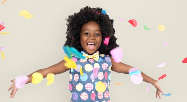 Bambina con capelli afro avendo una festa