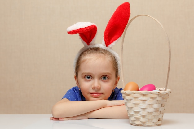 Bambina con cesto Uova di Pasqua